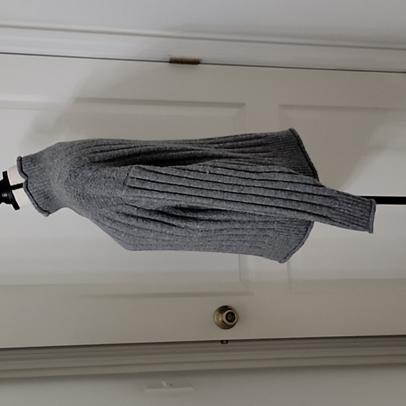 a.n.a Size S Gray Long Sleeved Curled Hem Sweater, Gently Used Condition - Picture 2 of 10